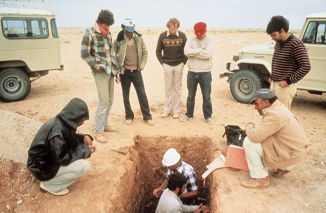 Réalisation d'une tranchée pour une étude pédologique (vers 1980).