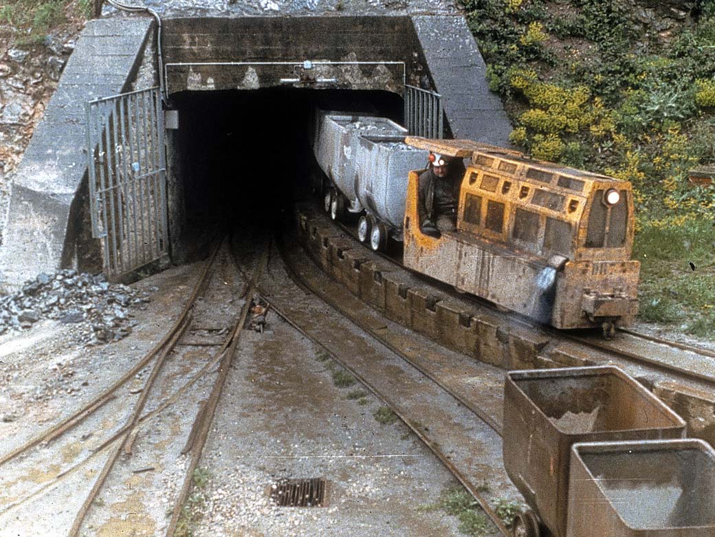 Évacuation par wagonnets du minerai extrait en galeries dans l'exploitation d'or de Salsigne