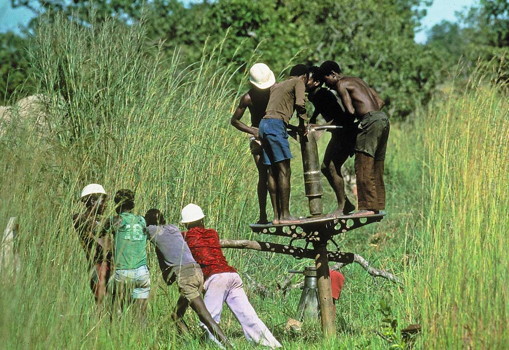 Une sondeuse Banka pour la recherche d'étain à Kania au Shaba (Katanga, Zaïre, République démocratique du Congo). © BRGM