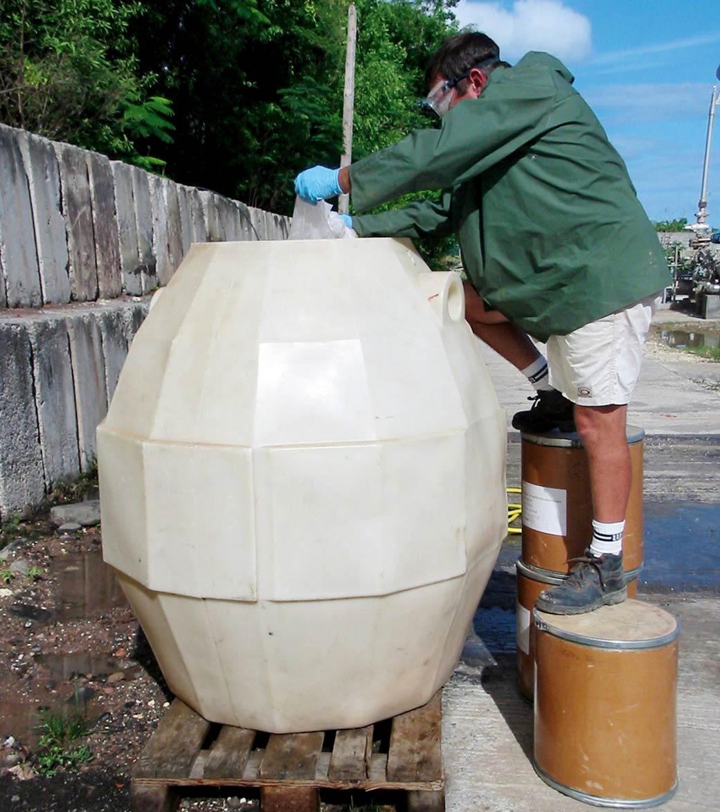 Préparation d’un traceur organique, plate-forme de Bouillante (Guadeloupe). © BRGM