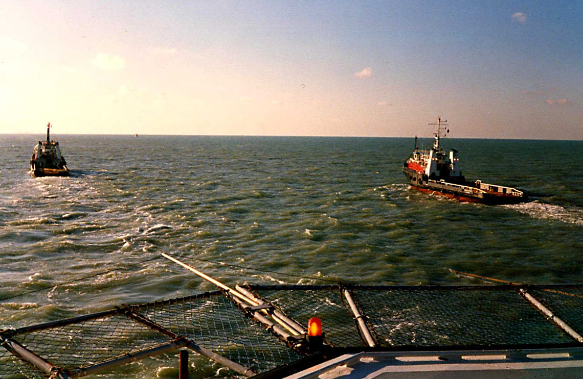 Déplacement d'une plateforme de travail lors des travaux du tunnel sous la Manche, entre Douvres et Calais (Pas-de-Calais, 1986). © BRGM - Gilles Demangeon