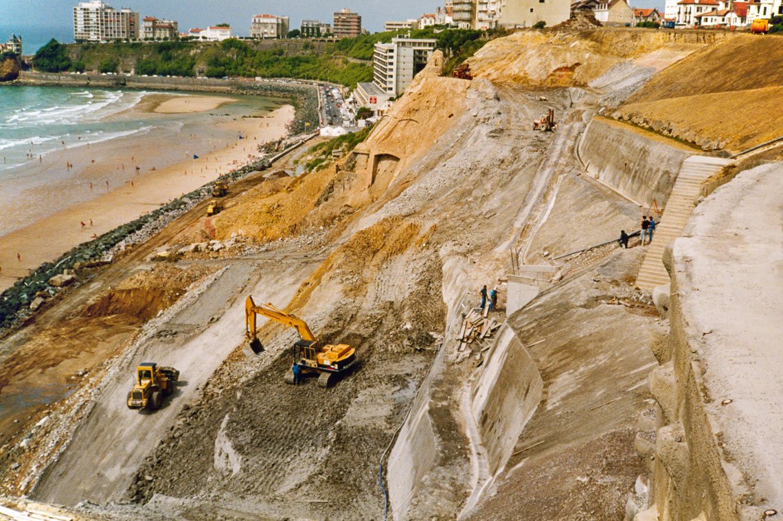 Aménagement de falaise sur la côte des Basques en 1994(Biarritz, Pyrénées-Atlantiques). © BRGM