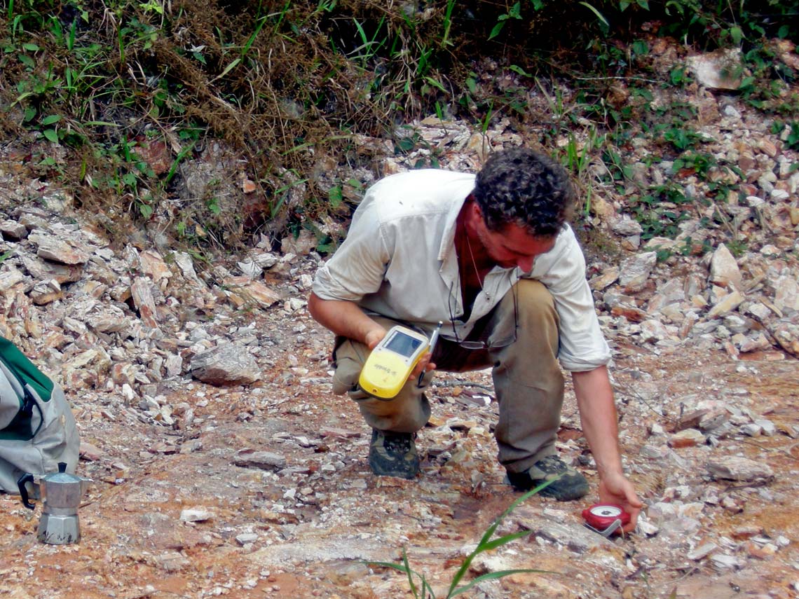 Travail d'un géologue sur un affleurement, dans la région d'Okondja à l'est du Gabon lors d'une campagne de cartographie géologique (Gabon, 2007). © BRGM - D. Thieblemont.