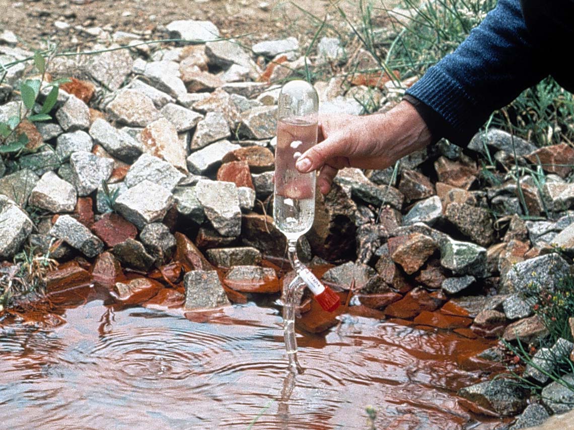 Prélèvement d'une fiole d'eau pour analyse, à Montluçon (Allier, 1990) © BRGM