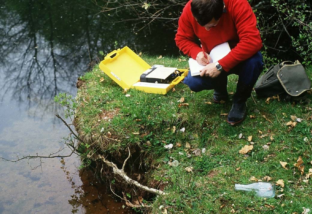 Surveillance de la qualité de l’eau, dans le cadre du référentiel sur les eaux souterraines. © BRGM