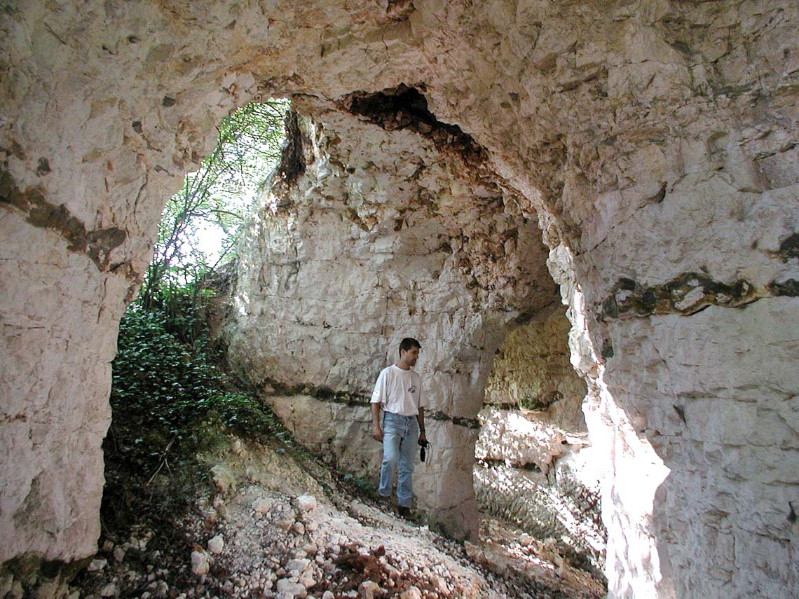 Inspection d'une ancienne carrière souterraine près d'Arras, en 2000. © BRGM