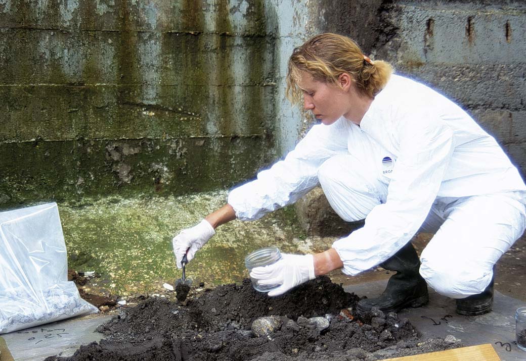 Échantillonnage des cuttings effectué pendant les sondages à la mototarière pour étudier la pollution des sols dans les établissements Renault de l'Ile Seguin (Orléans, Loiret, 2000). © BRGM