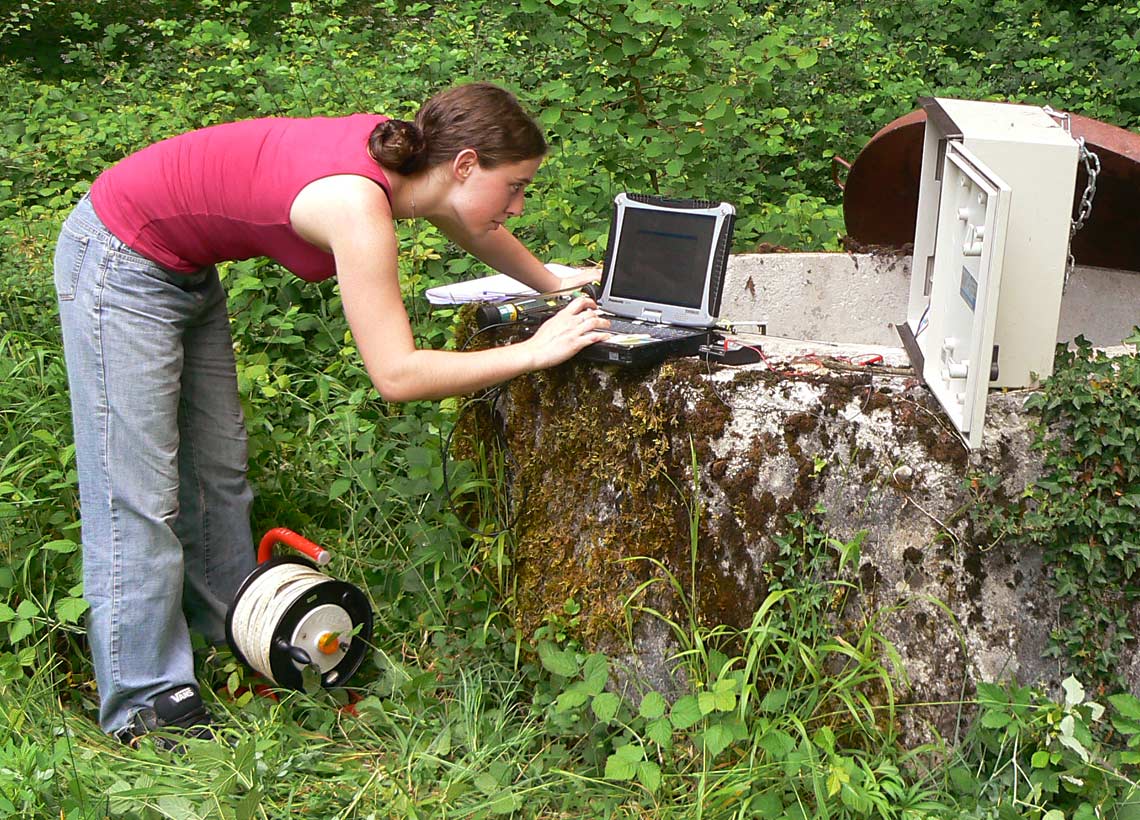 Récupération de données piézométriques sur un ordinateur portable de terrain, en 2009. © BRGM