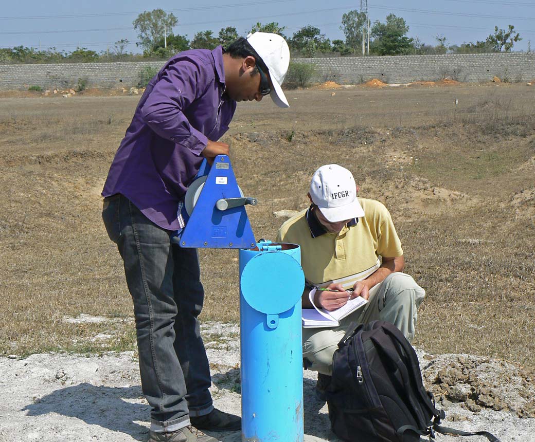 Relevé piézométrique dans un bassin d’infiltration suivi dans le cadre du projet SAPH PANI, en Andra Pradesh (2013, Inde). © BRGM