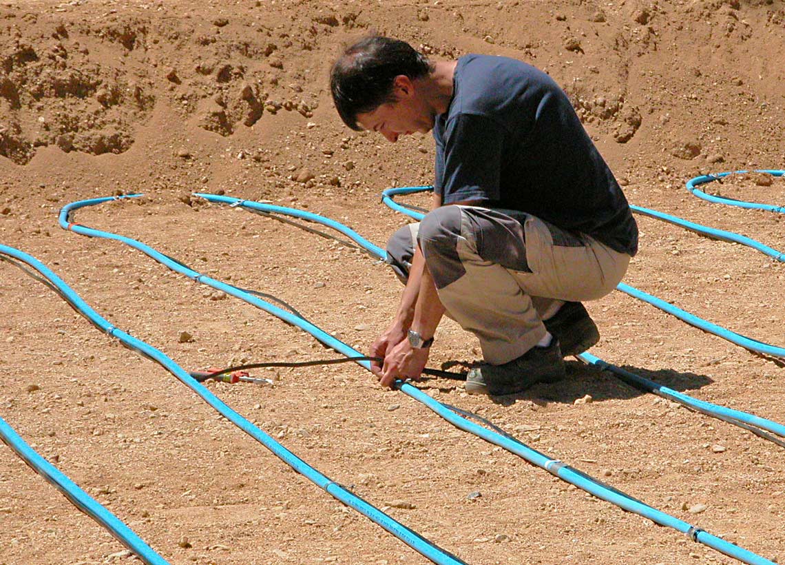 Installation d’un échangeur à Orléans et de trois fibres optiques pour mesurer l’évolution de la température du sol. © BRGM