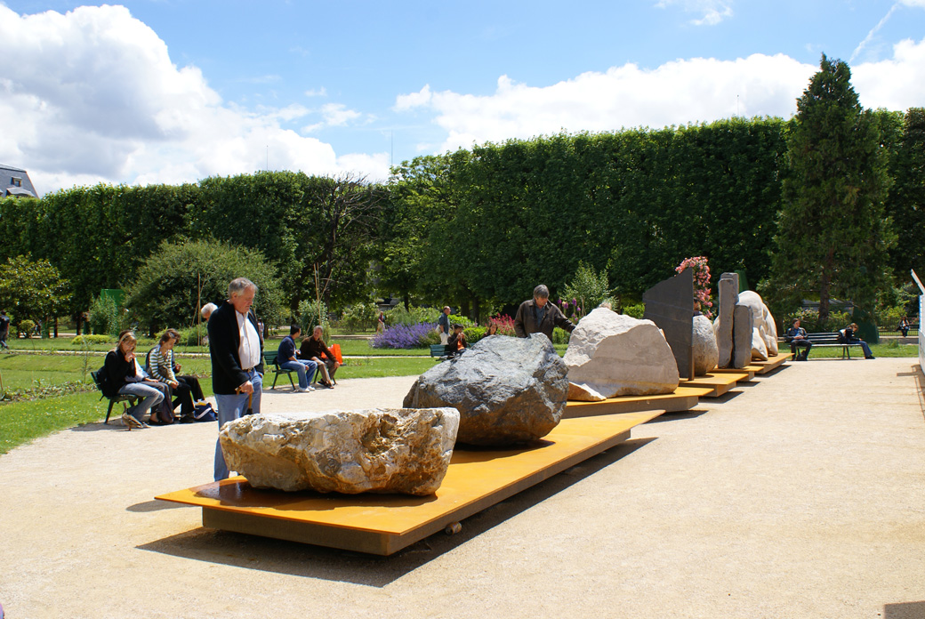 Exposition de 8 roches autour de la carte géologique exposée au sol, rend compte de la typicité des régions géologiques françaises. (Paris, 2008) © BRGM